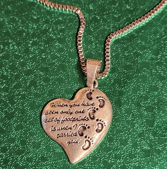 👣🤍FOOTPRINTS in the SAND:  Silver-tone Heart Necklace - NWOT🤍👣 - Picture 1 of 5